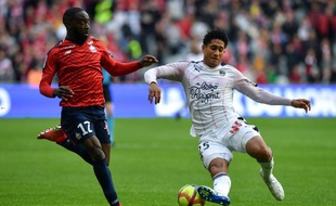 Le défenseur bordelais Pablo, victime d'un carton rouge en finde match, devance le Lillois Ikoné, auteur d'une passe décisive.