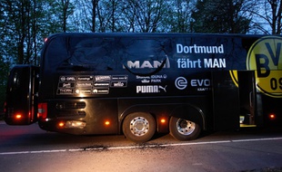 Le bus du Borussia Dortmund touché par une charge explosive avant le quart de finale aller de Ligue des champions contre Monaco, le 11 avril 2017.