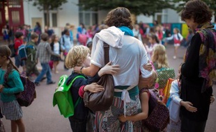 "En 35 ans de vie scolaire, c'est la pire rentrée de ma carrière": certains enseignants parisiens ne cachent pas leur désarroi face à une mise en oeuvre parfois chaotique du retour à la semaine de quatre jours et demi dans le primaire.