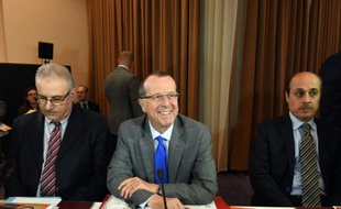 L'allemand Martin Kobler, émissaire de l'ONU pour la Libye (c), le 10 décembre 2015 à Tunis