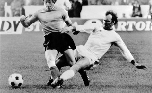 Le Stéphanois Jean-Michel Larqué en finale de la Coupe des clubs champions en 1976 contre le Bayern Munich.