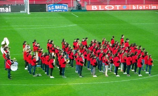 La classe orchestre du collège Sainte-Marie de Fougères, avant le Rennes-Monaco du 24 avril 2016.