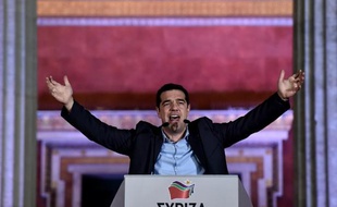 Le chef du parti de gauche radicale Syriza, Alexis Tsipras, salue ses partisans le 25 janvier 2015 après sa victoire à la présidentielle