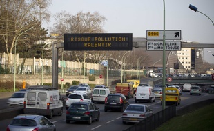 Illustration d'un épisode de pollution, sur le périphérique parisien, le 4 mars 2013.
