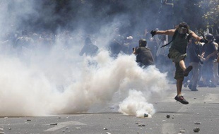 Des manifestants pris dans les gaz lacrymogènes, le 28 juin 2011, à Athènes (Grèce).