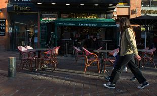 Devant un restaurant de Toulouse. Illustration.