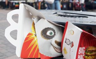 Après 22 heures, les fast-foods vident même les corbeilles publiques.