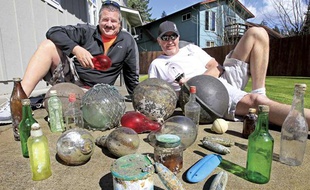 Deux habitants de l'Etat de Washington, aux Etats-Unis, exposent des déchets trouvés sur la plage: selon eux, ils viennent du Japon.