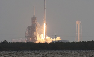 La société américaine SpaceX lors du lancement de sa fusée Falcon 9, le 1er mai 2017 à Cap Canaveral, en Floride.