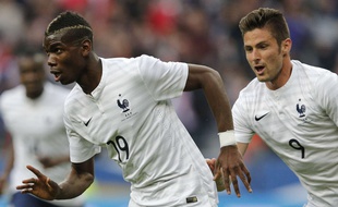 Paul Pogba et Olivier Giroud, lors de la victoire en amical de l'équipe de France face à la Norvège, 4-0, le 27 mai 2014.