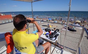 Un sauveteur surveille la baignade (illlustration)