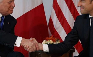 Poignée de main musclée entre Donald Trump et Emmanuel Macron, le 25 mai 2017, en marge du sommet de l'Otan, à Bruxelles.