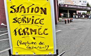 Une station service Carrefour fermée faute de carburant le 3 décembre 2019 (illustration).