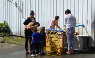 Une installation réalisée par Dynam'eau dans un squat de Bègles sur lequel elle intervient encore.