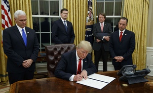 Donald Trump a signé son premier décret dans la soirée, le 20 janvier 2017.
