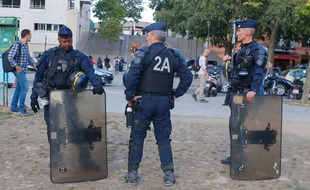 Des policiers lors d'une manifestation des gilets jaunes en septembre 2019 à Paris.