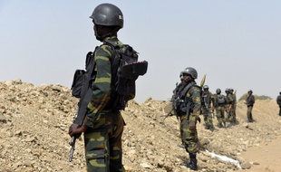 Des soldats camerounais en patrouille le 17 février 2015 à Fotokol, située dans le Logone-et-Chari et la région de l'Extrême-Nord, à la frontière avec le Nigeria