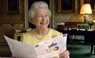 Le reine Elizabeth II lit une carte de vœux qui lui a été envoyée pour son 80e anniversaire à Buckingham Palace, le 20 avril 2006.