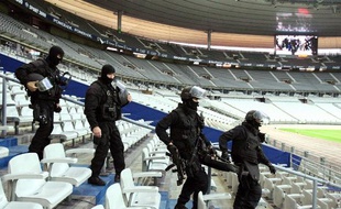 Les forces de police examinant la tribune présidentielle du Stade de France, le 9 juin 2008.