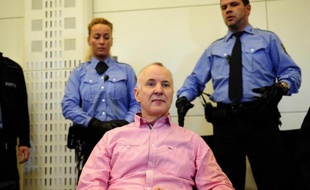 Detlev Günzel attend l'annonce de son verdict, le 1er avril 2015 au tribunal de Dresde, dans l'est de l'Allemagne