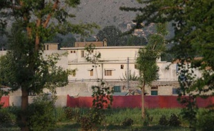 Des soldats pakistanais sur le toit de la maison qui servait de refuge à Oussama Ben Laden à Abbottabad, au Pakistan, le 2 mai 2011