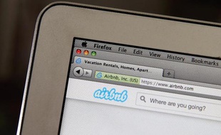 Chaque nuit, près de 60.000 personnes trouvent un toit chez l'habitant grâce au site internet de location d'hébergements Airbnb, symbole de l'économie partagée.