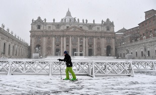 Un homme à skis place Saint-Pierre, le 26 février 2018, au Vatican.