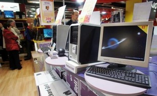 A l'occasion de la rentrée des classes, période clé pour les ventes d'ordinateurs, la grande distribution multiplie les offensives commerciales, jouant la carte de prix attractifs pour séduire les jeunes et leurs parents.