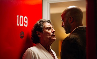 Ian McShane et Ricky Whittle dans la série « American Gods ».