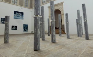 Les sculptures de Maude Maris sont exposées dans le hall du musée.