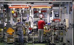 Près de 100.000 emplois ont été rayés de la carte en 2012 dans les secteurs marchands, notamment dans l'intérim (-61.000), selon des données définitives, bien plus sombres que les provisoires, publiées mercredi par l'Insee, qui table sur une poursuite de la tendance.