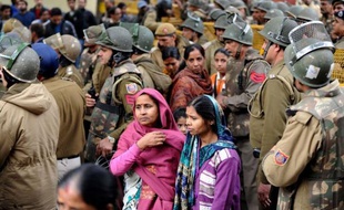 La cérémonie de crémation de l'étudiante victime d'un viol collectif mi-décembre en Inde, emblématique des violences faites aux femmes en toute impunité dans ce pays, s'est tenue dimanche à New Delhi où l'on a appris que la victime devait se marier prochainement.