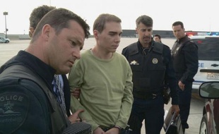 Le Canadien Luka Rocco Magnotta, auteur présumé du meurtre et du dépeçage du corps d'un étudiant chinois, est arrivé lundi soir à Montréal à bord d'un avion militaire en provenance d'Allemagne, d'où il a été extradé, et comparaîtra dès mardi devant la justice.