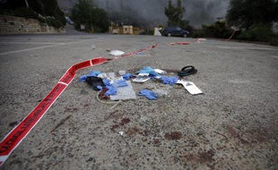 Du matériel medical éparpillé par terre le 23 juin 2015 dans la colonie israélienne de Neve Ativ, près du village druze de Majdal Shams, dans le Golan, où deux blessés syriens ont eté lynchéspar des membres de cette communauté