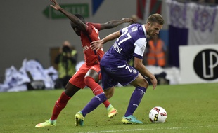 Le Toulousain Alexis Blin à la lutte avec le Parisien Blaise Matuidi lors de la victoire du TFC sur le PSG en Ligue 1, le 23 septembre 2016 au Stadium de Toulouse.