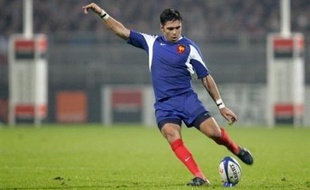 Le demi de mêlée du XV de France Jean-Baptiste Elissalde et le pilier Julien Brugnaut, blessés, ont déclaré forfait lundi pour la réception de l'Angleterre, samedi lors de la 3e journée du Tournoi des six nations, et sont remplacés par Jean-Baptiste Poux et Dimitri Yachvili.