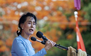 La prix Nobel de la paix Aung San Suu Kyi dans le bidonville Than Phyu Zayat à Mawlamyaing, en Birmanie, le 17 mai 2015