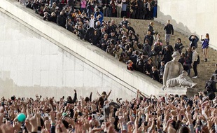 Le chanteur coréen PSY chante «Gangnam Style» au Trocadéro, à Paris, le 5 novembre 2012.