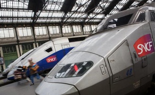 Des TGV directs commenceront à circuler entre Paris et Figueras (nord-est de l'Espagne) le 19 décembre, permettant de réduire d'une heure et quart le temps de parcours entre la capitale française et Barcelone, a indiqué lundi la SNCF.