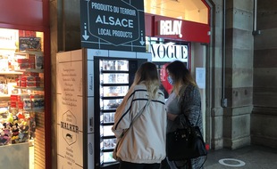 Ce distributeur de produits alsaciens suscite quelques curiosités en gare de Strasbourg.