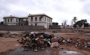 Des ordures jonchent l'emplacement de l'ancien palais de Mouammar Kadhafi à Benghazi, dans l'est de la Libye, le 1er avril 2015