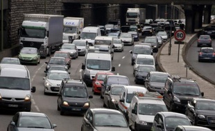 Circulation automobile et les embouteillages sur le péripherique parisien en juillet 2012.