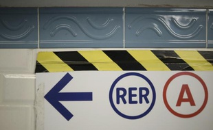 Dix bus de substitution sont mis en place après l'interruption du trafic sur le RER A entre les gares de La Défense et Rueil-Malmaison