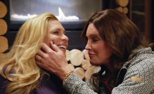 Caitlyn Jenner s'apprête à embrasser Candis Cayne, dans la téléréalité «I Am Cait».