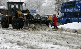 En plein début des congés d'hiver du nouvel an lunaire, la Chine affronte une situation chaotique provoquée par la neige et le verglas qui a déjà coûté la vie à des dizaines de personnes, dont 25 mardi, et forcé le gouvernement à décréter la mobilisation générale.