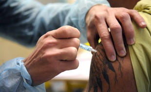 Un médecin français vaccine un de ses patients