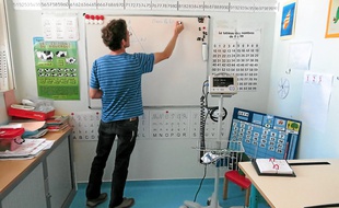 Les instituteurs disposent de salles de classes mais font aussi cours au chevet de certains élèves malades.