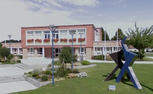 La mairie de Roost-Warendin et la sculpture du jumelage