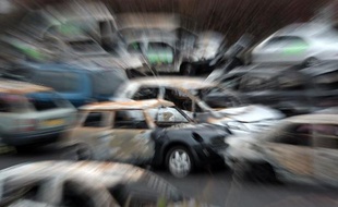 Des voitures brûlées, collectées par les services municipaux de Strasbourg le 1er janvier 2013