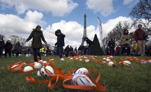 Chasse aux oeufs géante et solidaire organisée par le "Secours populaire" près de la Tour Eiffel, le 5 avril 2015